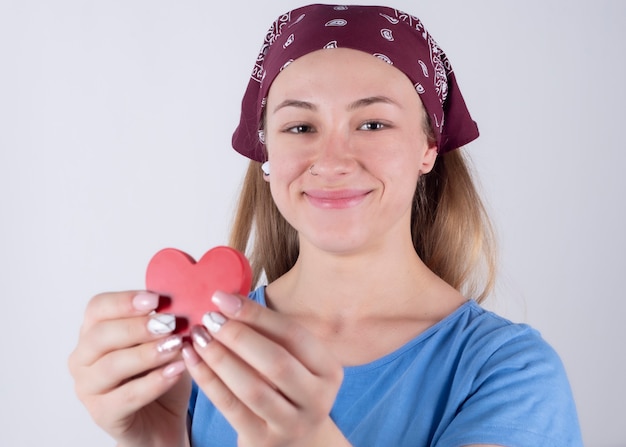 giovane donna con felice vita sana tenendo felice cuore rosso