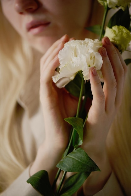 Giovane donna con fiori di eustoma
