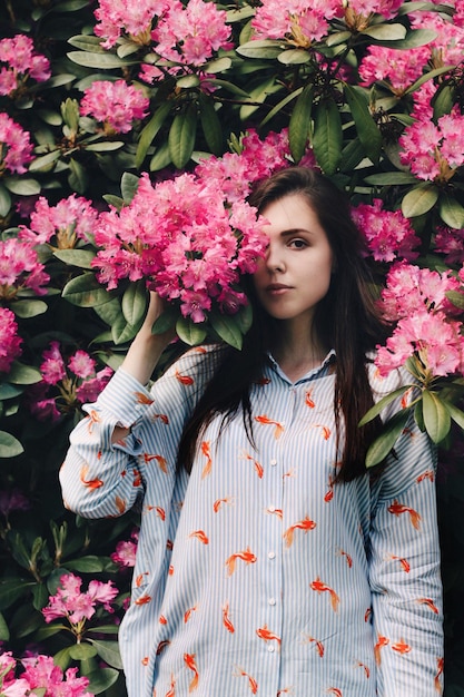 Giovane donna con fiori rosa