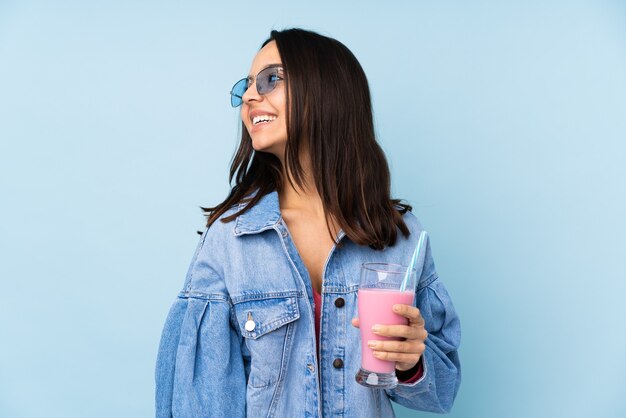 Giovane donna con frappè alla fragola