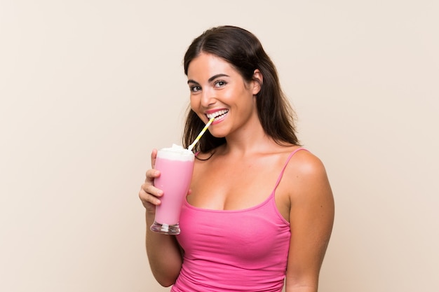 Giovane donna con frappè alla fragola