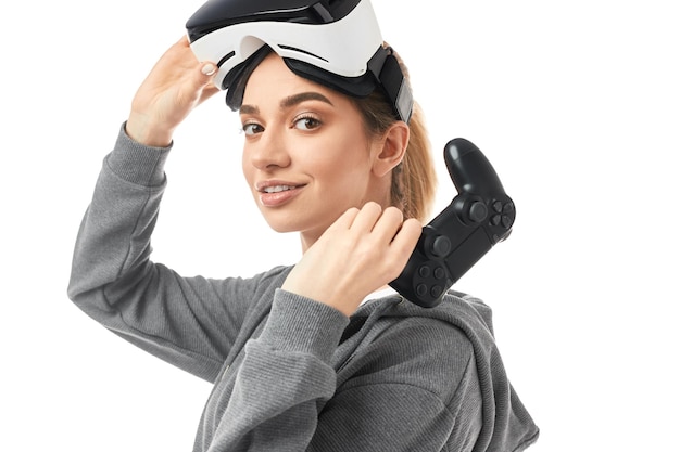 Giovane donna con gamepad e casco vr