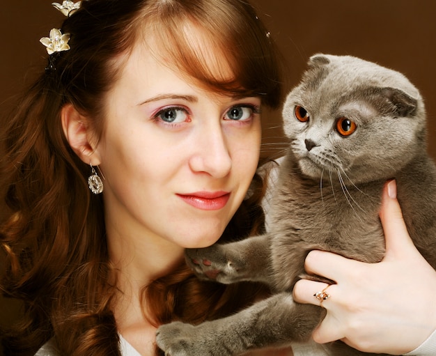 Giovane donna con gatto piega scozzese