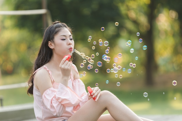 giovane donna con giocare palloncini di bolle