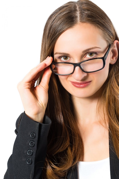 Giovane donna con gli occhiali alla ricerca
