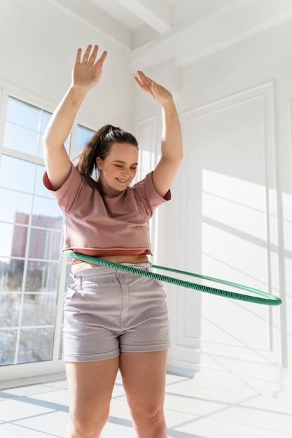 Giovane donna con hula hoop