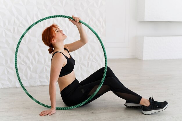 Giovane donna con hula hoop