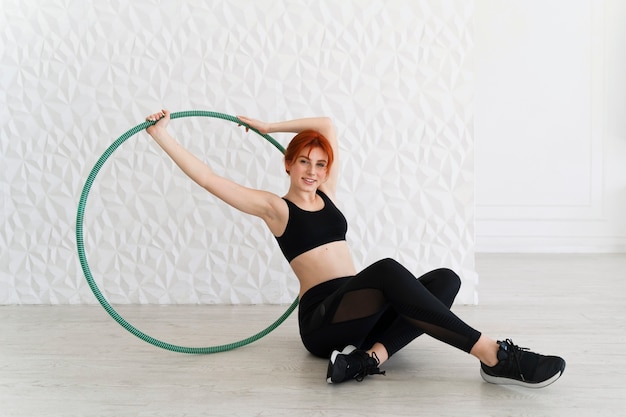 Giovane donna con hula hoop