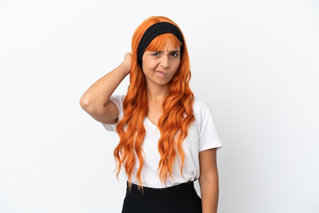 Giovane donna con i capelli arancioni isolata su sfondo bianco avendo dubbi