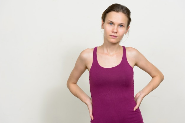 giovane donna con i capelli biondi pronti per la palestra bianca