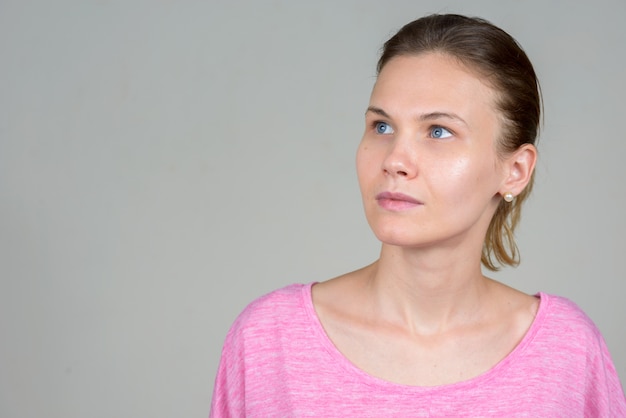 giovane donna con i capelli biondi su bianco