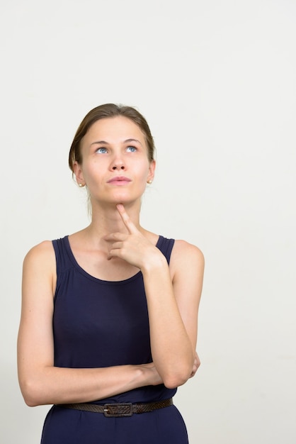 giovane donna con i capelli biondi su bianco