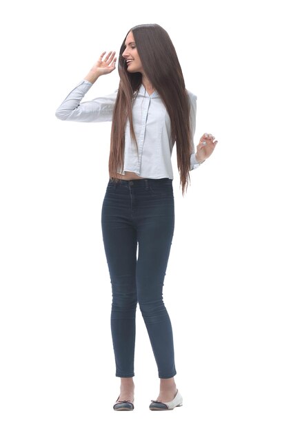 Giovane donna con i capelli lunghi che posano per la macchina fotografica isolata su bianco