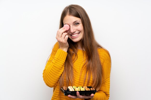 Giovane donna con i capelli lunghi con amaretti