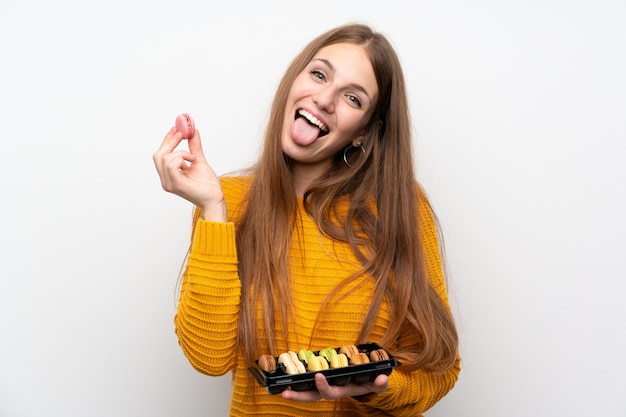 Giovane donna con i capelli lunghi con amaretti