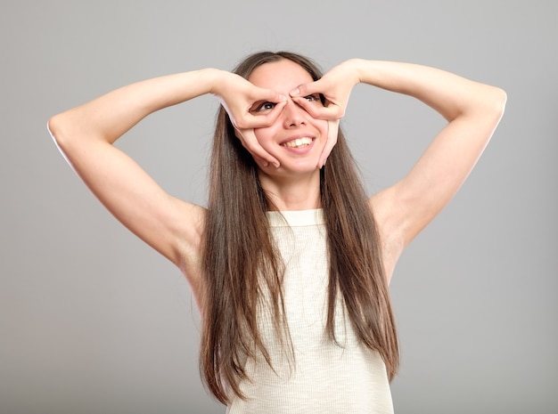 Giovane donna con i capelli lunghi in un abbigliamento casual