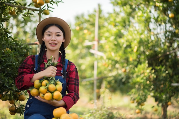 Giovane donna con i frutti sull'albero