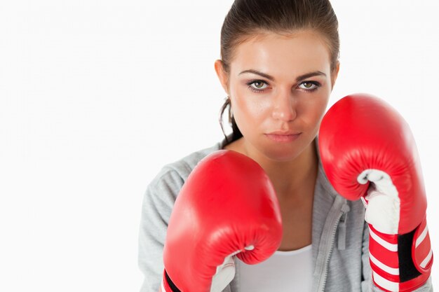 Giovane donna con i guantoni da boxe