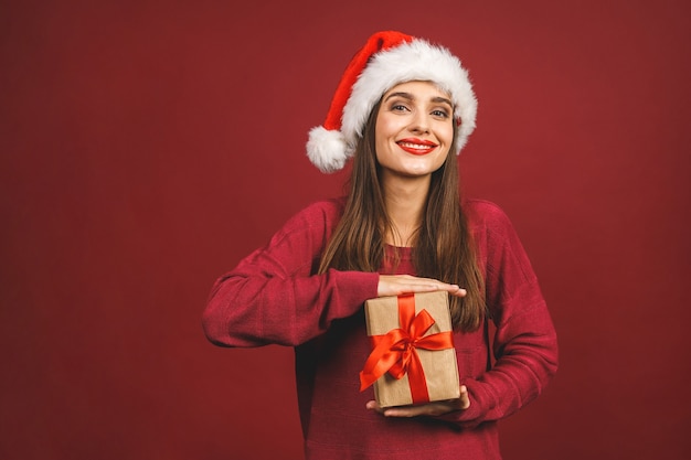 Giovane donna con il cappello della Santa che tiene la casella attuale