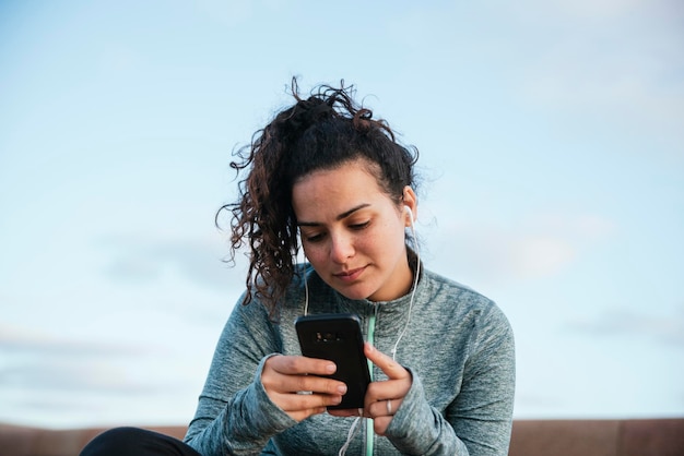 Giovane donna con il cellulare
