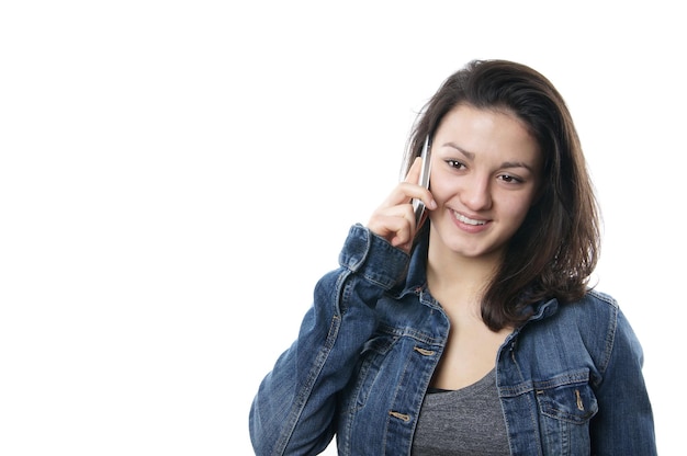 Giovane donna con il cellulare