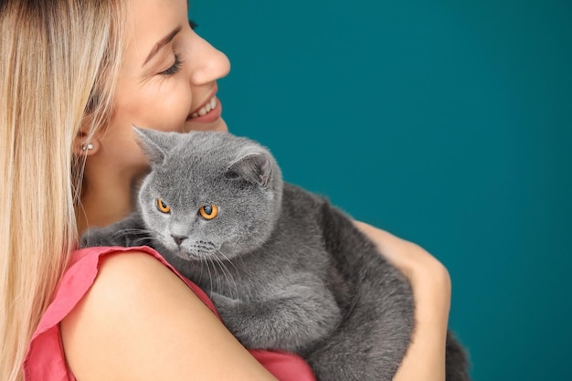 Giovane donna con il primo piano sveglio del gatto dell'animale domestico