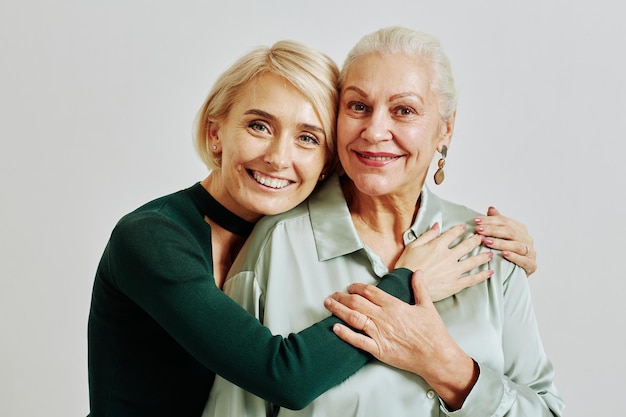 Giovane donna con il ritratto della mamma