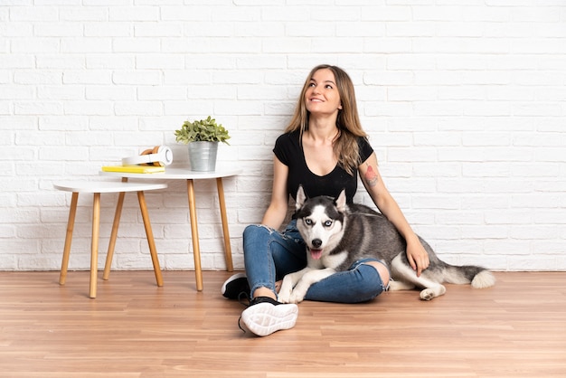 Giovane donna con il suo cane al chiuso