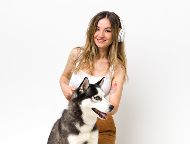 Giovane donna con il suo cane husky