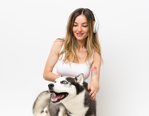 Giovane donna con il suo cane husky