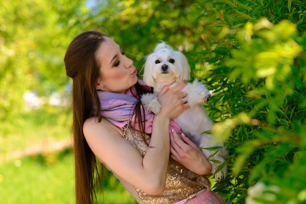 Giovane donna con il suo cane