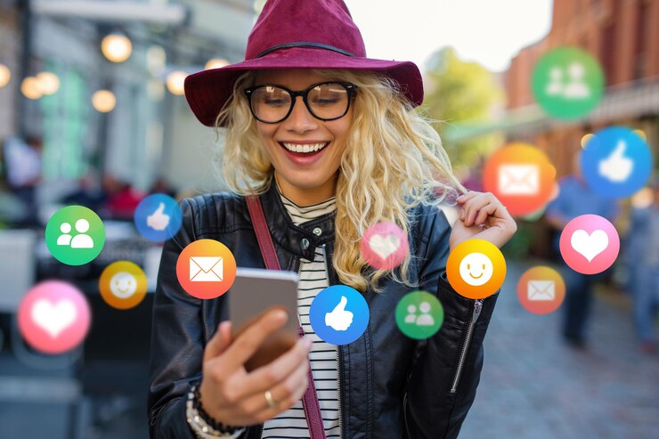 Giovane donna con il telefono cellulare all'aperto concetto di utilizzo quotidiano della tecnologia