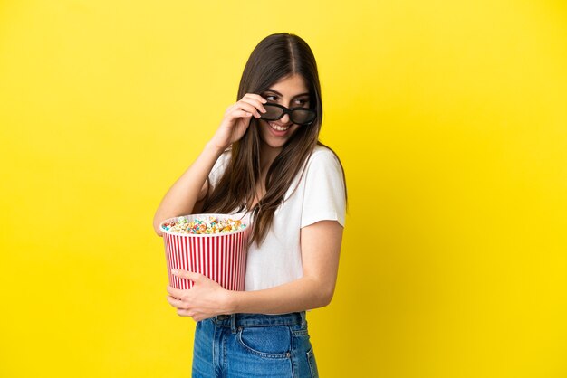 Giovane donna con in mano un grande secchio di popcorn