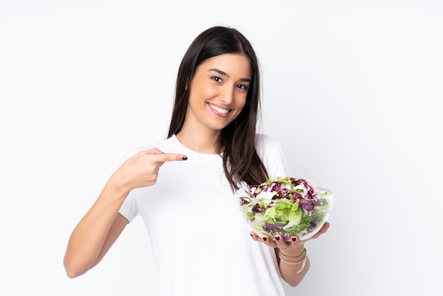 Giovane donna con insalata isolata su bianco