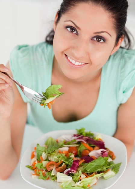 Giovane donna con insalata