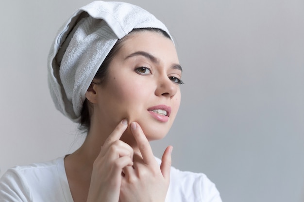 Giovane donna con l'acne in bagno