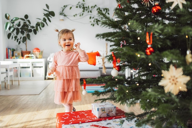 Giovane donna con l'albero di Natale