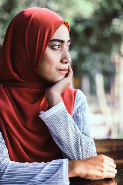 Giovane donna con l'hijab