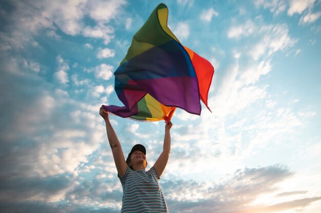Giovane donna con la bandiera LGBT