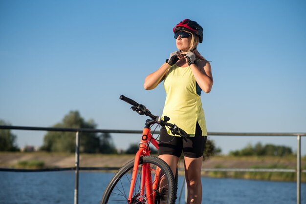 Giovane donna con la bici all'aperto al parco