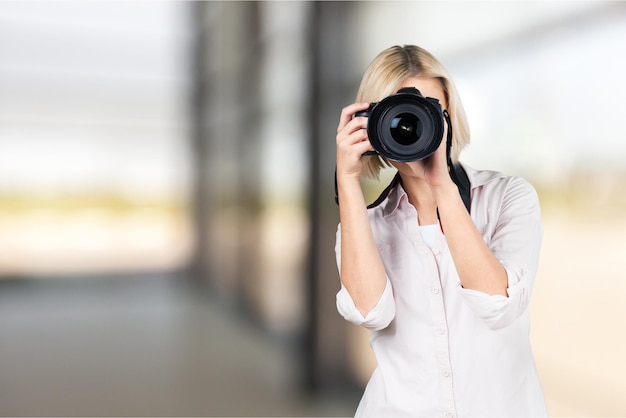 Giovane donna con la macchina fotografica che cattura foto