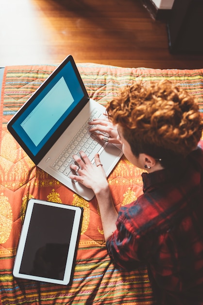 giovane donna con laptop