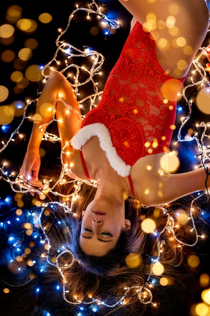 Giovane donna con le luci di Natale