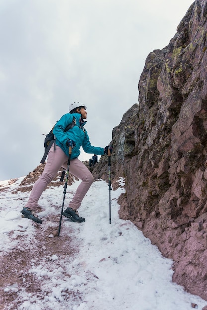 Giovane donna con lo zaino nel vulcano malinche