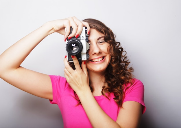 Giovane donna con macchina fotografica d'epoca