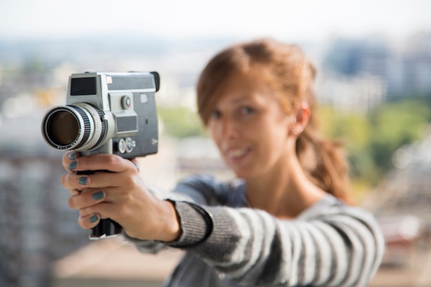 Giovane donna con macchina fotografica d&#39;epoca