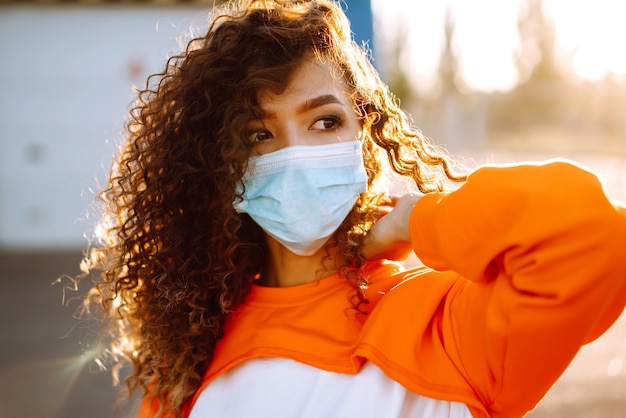 Giovane donna con maschera facciale medica