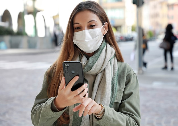 Giovane donna con maschera protettiva