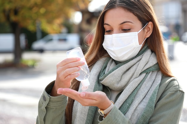 Giovane donna con maschera protettiva