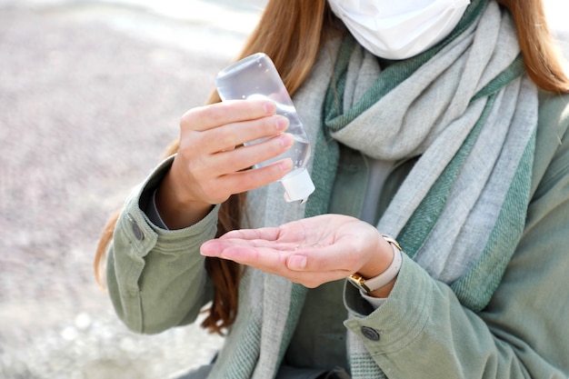 Giovane donna con maschera protettiva